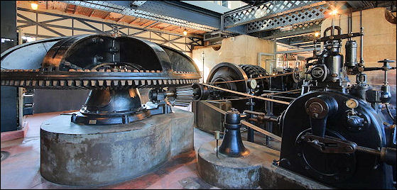20120526-chocolate factory in_Saulnier_moteur_hydraulique.jpg